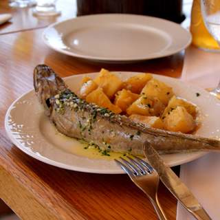 Seehecht im Rohr mit Kartoffeln – Mittagessen bei der Fahrt nach Rijeka